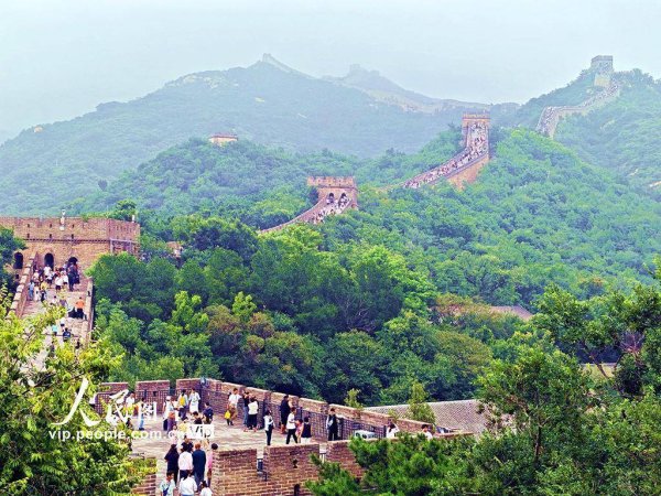 千里马配资 北京：八达岭长城游人如织