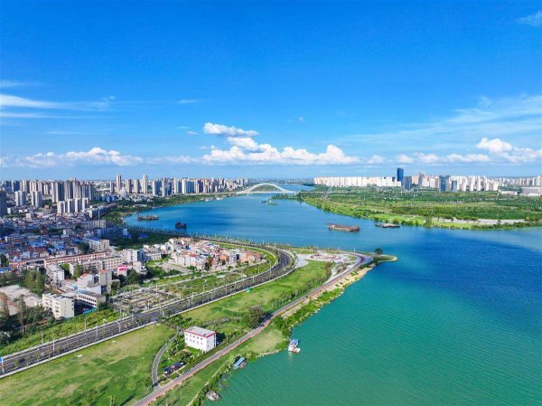 长江配资 飞“阅”华夏第一城池：白云漫卷蓝天 襄阳美入心间